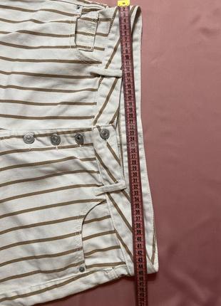 Белые с коричневой полоской короткие коттоновые шорты внизу рванки4 фото
