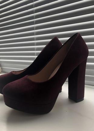 Туфлі на високому каблуці
