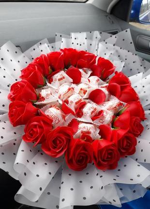 Букет мильних троянд і рафаелло