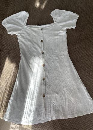 Красивая белая сукэнка на плотном подкладе1 фото