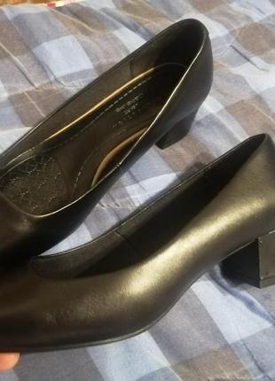 Кожаные женские черные туфли 37 р. на каблуке