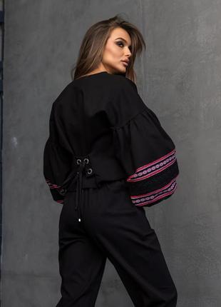 Костюм двойка женский, брючный, блуза вышиванка с корсетной шнуровкой, брюки, дизайнерский, брендовый, нарядный, черный3 фото