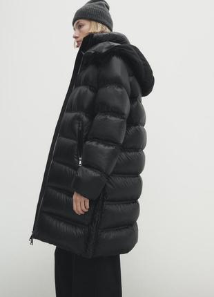 Длинная куртка с пухом и перьем и контрастным капюшоном3 фото
