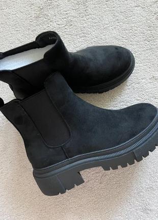 Женские черные ботинки челси с резинками по бокам замшевые тракторная подошва 38 размер2 фото