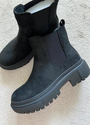 Женские черные ботинки челси с резинками по бокам замшевые тракторная подошва 38 размер3 фото