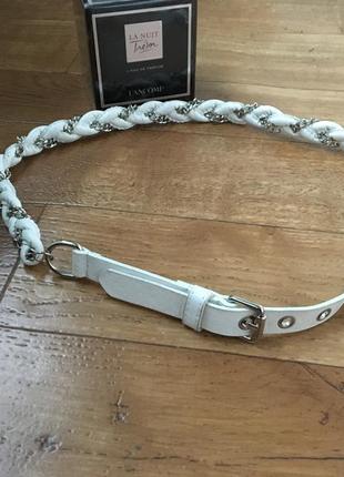 Білий пояс. білий ремінь. пояс з ланцюжком. гарний пояс.