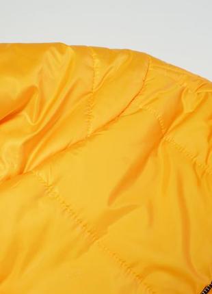 Укороченная объемная желтая куртка4 фото