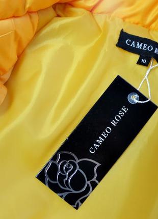 Укороченная объемная желтая куртка5 фото