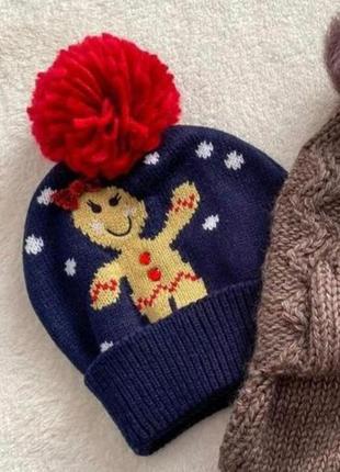 Шапка з червоним бубоном