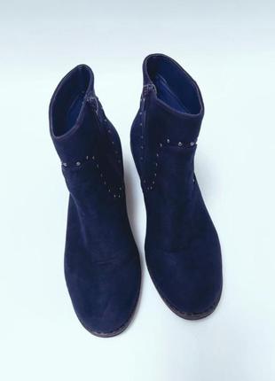 Женские демисезонные замшевые темно-синие ботильоны со стразами на каблуке от итальянского бренда graceland2 фото