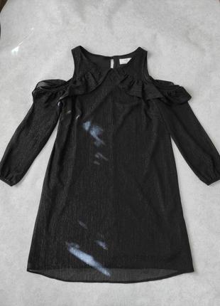 Маленое черное коктейльное платье с открытыми плечами4 фото