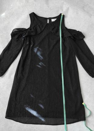 Маленое черное коктейльное платье с открытыми плечами5 фото