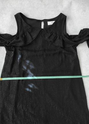 Маленое черное коктейльное платье с открытыми плечами8 фото