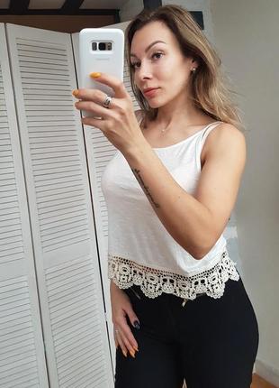 Молочная майка с кружевом