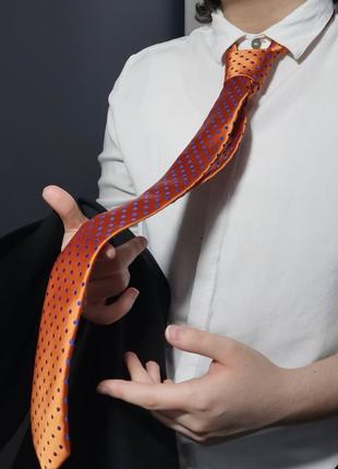 Оранжевый галстук с синими точками