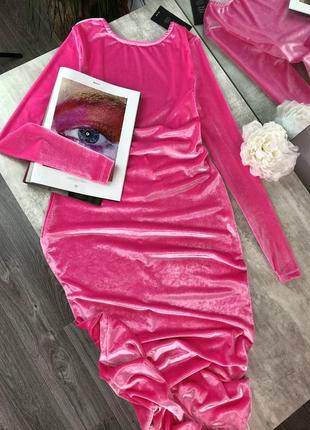 Розовое макси-платье с круглым вырезом и длинным рукавом