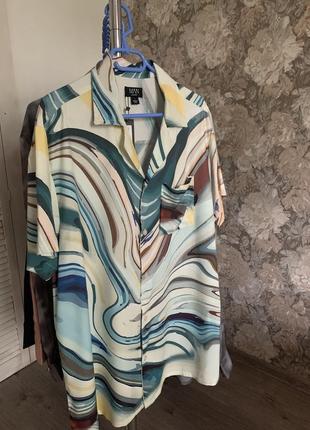 Віскозна шведка теніска в абстрактний художній принт