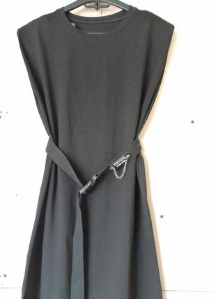 Платье с подплечниками и поясом2 фото