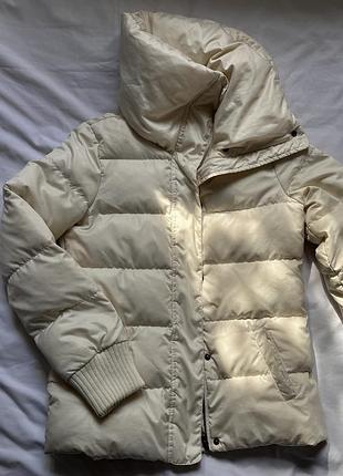 Молочного цвета пуховик sisley