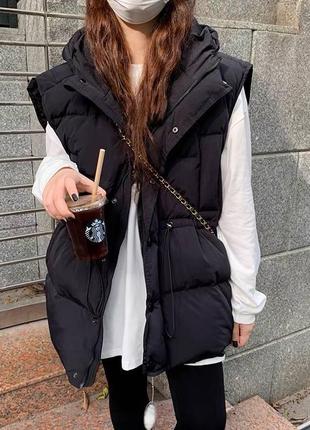 Стильная удлиненная жилетка с капюшоном