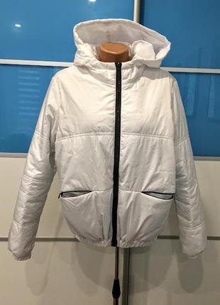 Короткая куртка свободного кроя с капюшоном на холлофайбери в стиле бомбер