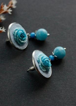 Маленькі блакитні бірюзові сережки цвяшки з кварцем ніжні прикраси з трояндами до вишиванки3 фото