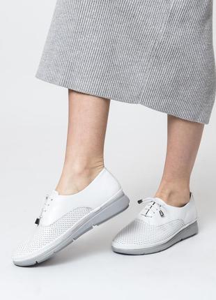 Туфлі закриті білі жіночі шкіряні на плоскій підошві, на платформі 988тz