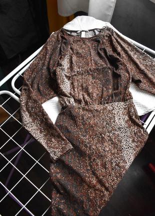Элегантное коричневое платье в принт с длинными рукавами h&amp;m на худи1 фото