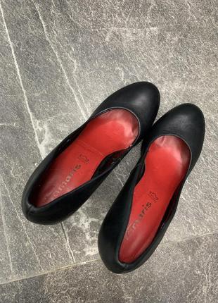 Кожаные черные классические туфли tamaris 374 фото