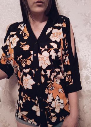 Блуза с вырезами