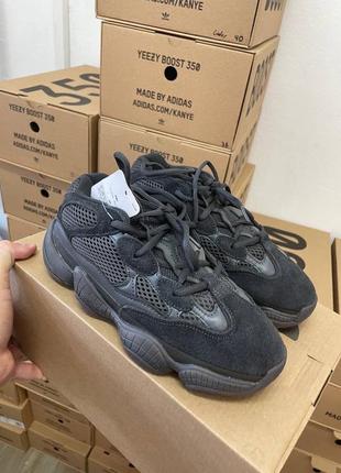 Женские и мужские кроссовки adidas yeezy 5002 фото