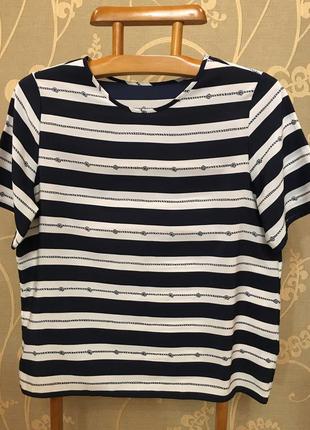 Очень красивая и стильная блузка.