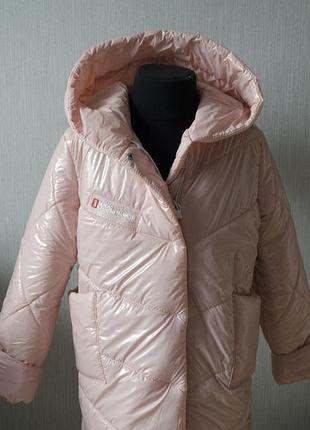 Фирменный плащ с капюшоном на синтепоне с накладными карманами