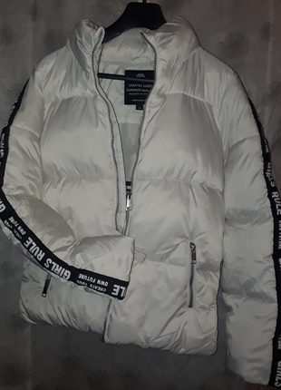 Трендовая фирменная белая объемная куртка с воротником-стойкой и капюшоном p.s