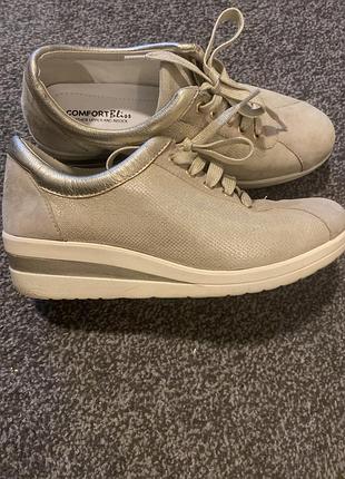 Кроссовки,снекеры кожаные 39 р