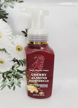 Мыло-пенка cherry almond shortbread от bath and body works1 фото