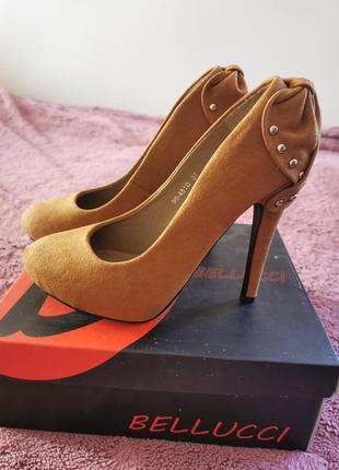 Новые туфли песочного (горчичного) цвета с декором каблука