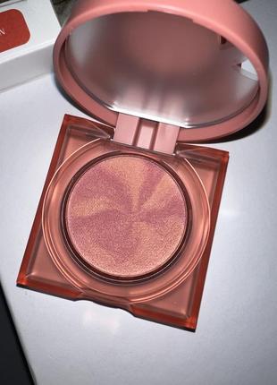 Huda beauty glowish cheeky vegan blush powder (sassy saffron) 2.5 g1 фото