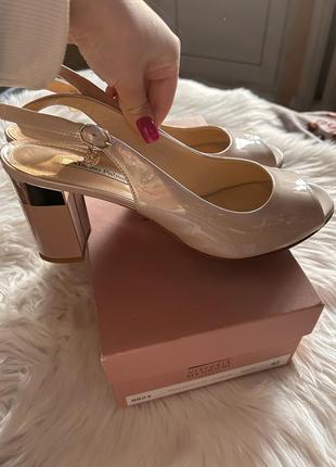 Шикарні туфлі з лакової шкіри