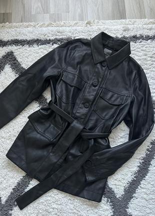 Кожаная рубашка куртка с поясом черная женская