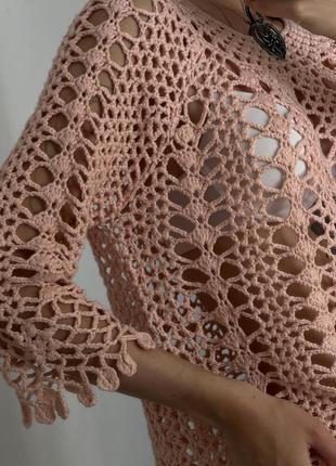 Розовая сетчатая кофточка свитер