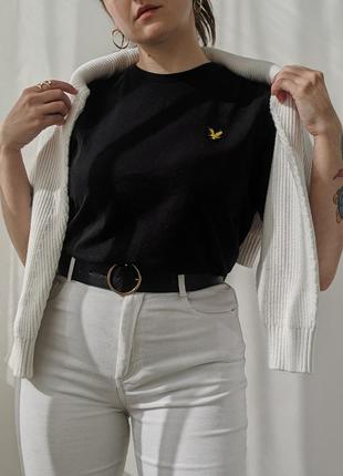 Базова структурована футболка з чоловічого плеча з іишитим логотипом lyle&scott