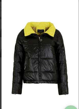 Стильна чорна осіння куртка вітровка легка красива коротка