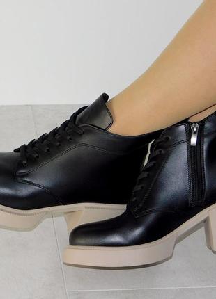 Ботиночки кожаные на широком каблуке деми женские черные на беж подошве5 фото