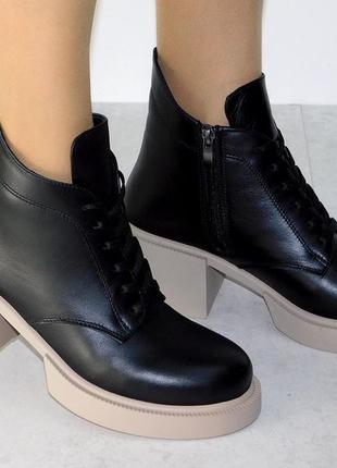 Ботиночки кожаные на широком каблуке деми женские черные на беж подошве3 фото