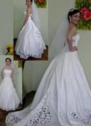 Весільне плаття зі шлейфом