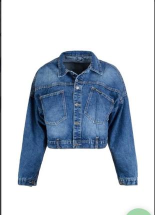 Стильна джинсова куртка піджак джинсовці з написом на спині коротка модна