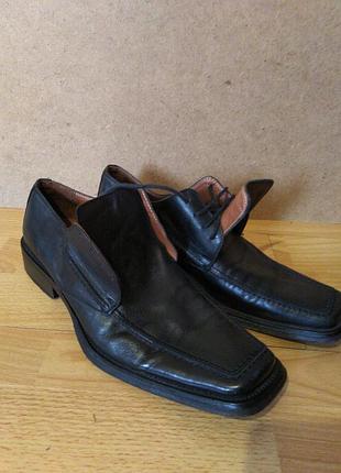 Чоловічі шкіряні туфлі.