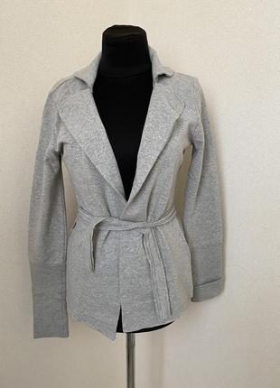 Кофта с оригинальной спинкой