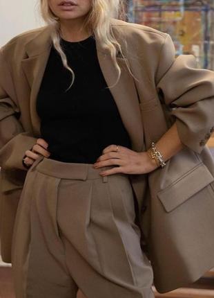 Футболка чорна